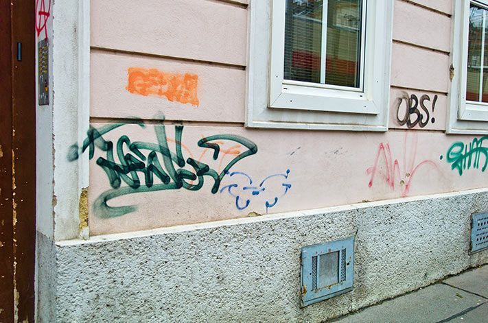 Wertverlust durch Graffitischäden - Professionelle Graffitientfernung an Fassaden - HFK Kekule GmbH